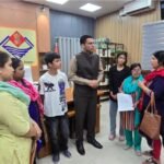 दो जरूरतमंद महिलाओं को सीएसआर फंड से मिली एक-एक लाख रुपये की आर्थिक सहायता