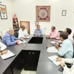 शिक्षा मंत्री डॉ. धन सिंह रावत ने विभागीय अधिकारियों के साथ की समीक्षा बैठक